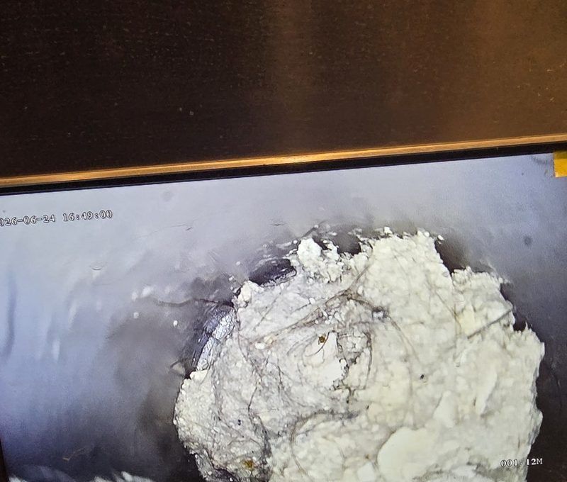 욕실 바닥 역류, 배관 안 석회를 깎아냄 작업 전